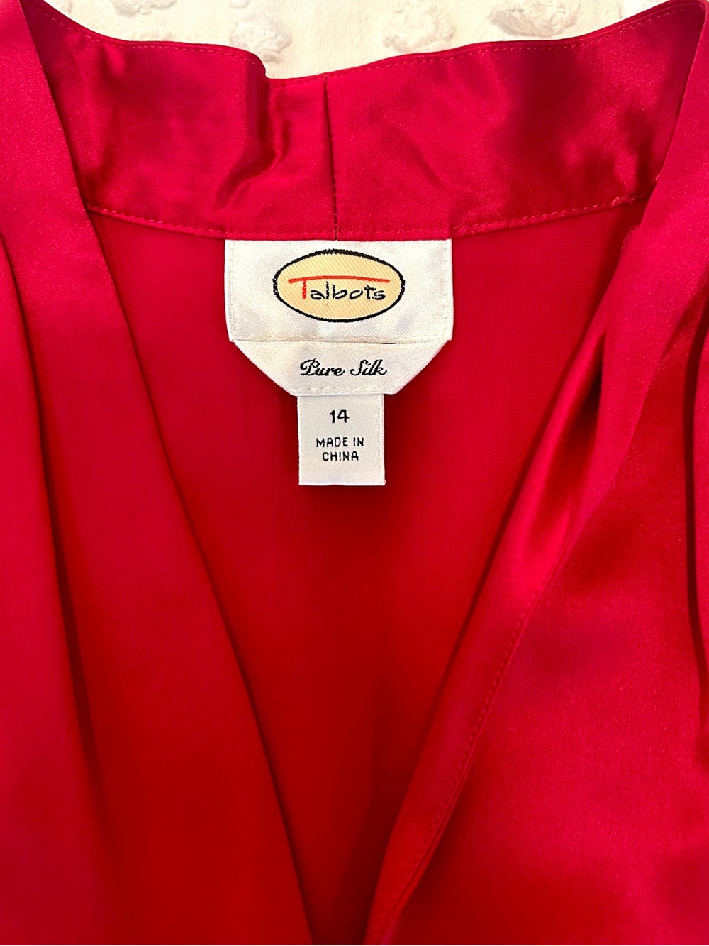 Talbots Women’s Ruby Red V-Neck Silk Satin pleated Sleeveless Blouse Sz 14 - Picture 9 of 12